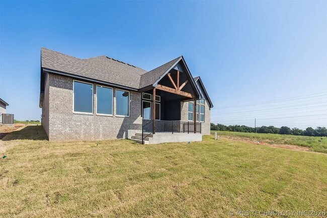 Building Photo - 5 Bed | 4 Bath House