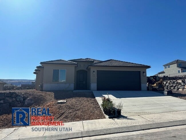 Primary Photo - Large Home in Firerock