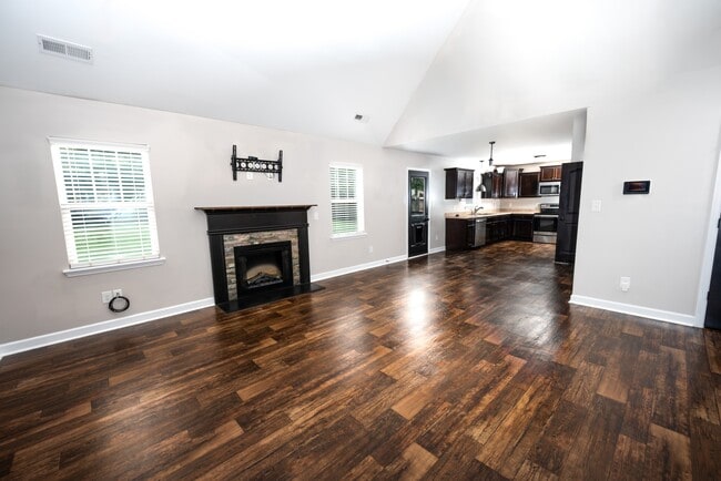 Building Photo - 204 Gillcrest Ct