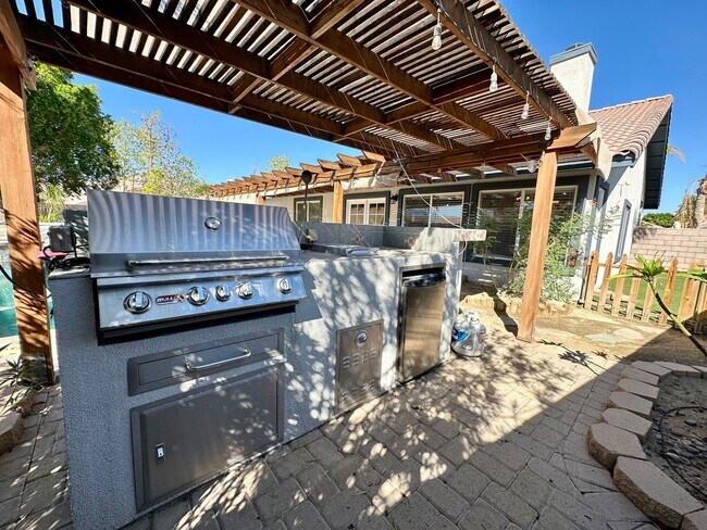 Building Photo - AVAILABLE NOW !! STUNNING 4 Bedroom 2 Bathroom POOL home in La Quinta