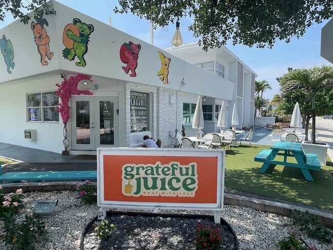 Building Photo - 3000 Riomar St