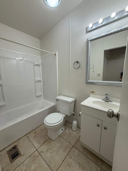 Building Photo - 605 N Executive Dr