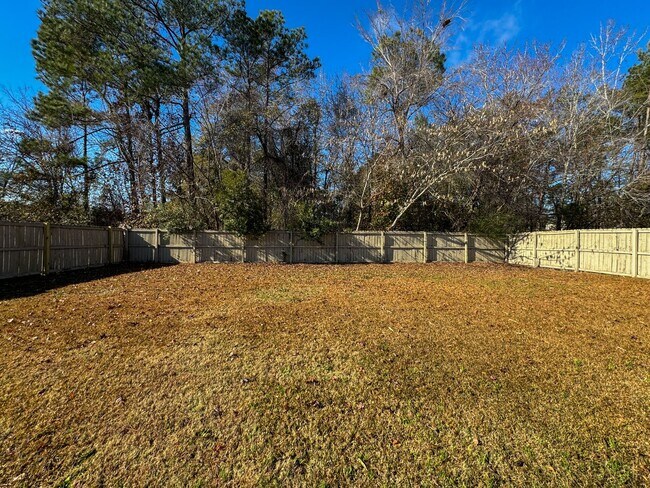 Building Photo - Beautiful 5 Bed 2.5 Bath Home with Main Level Primary Bedroom