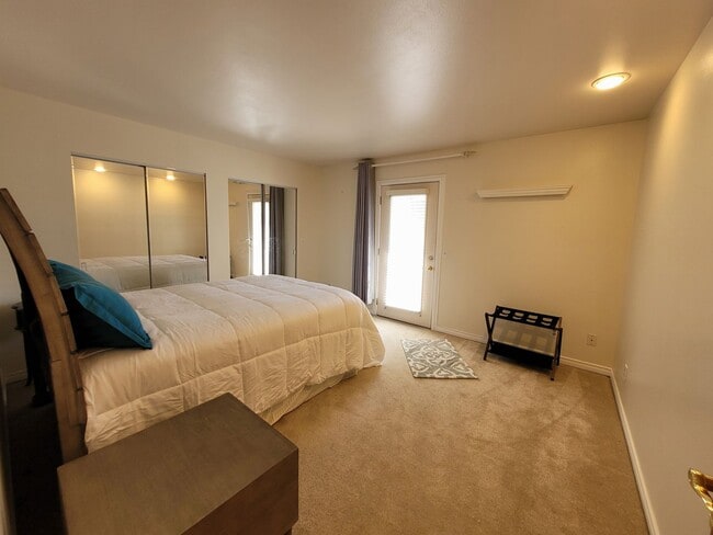 Building Photo - Fully Furnished Cottage 1 Bedroom - Marine Dr
