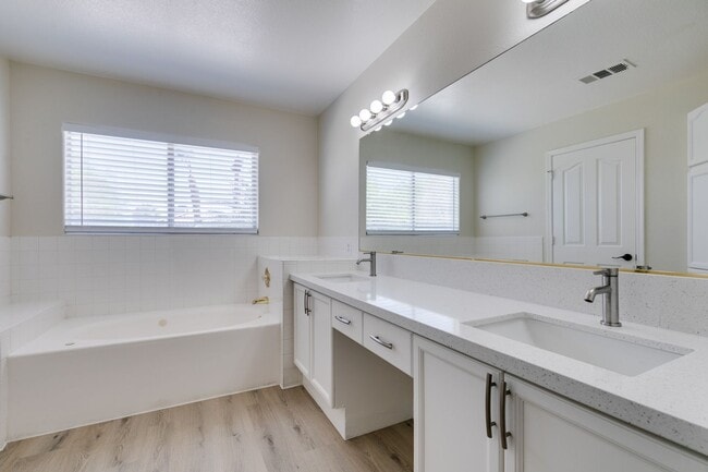 Building Photo - Stunning 3 Bedroom, 2.5 Bathroom Home in E...