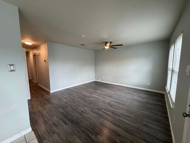 Building Photo - 400 Lakeside Dr