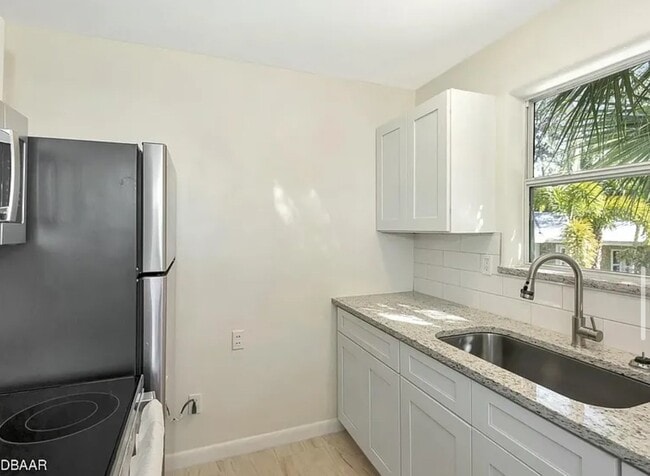 Building Photo - 3047 S Peninsula Dr