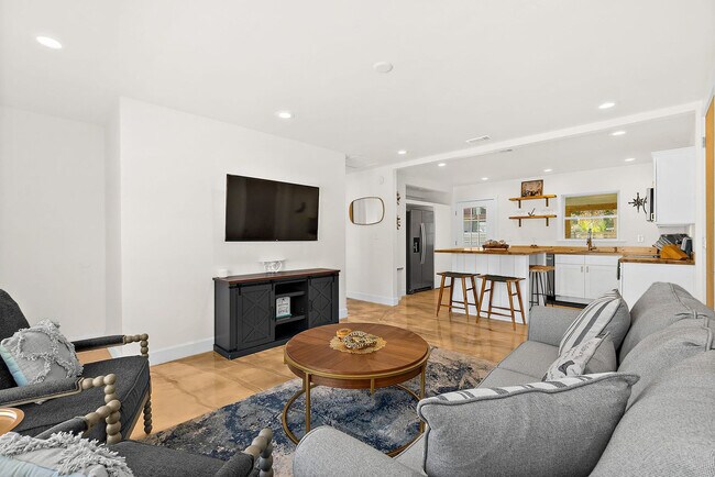 Building Photo - 107b A St