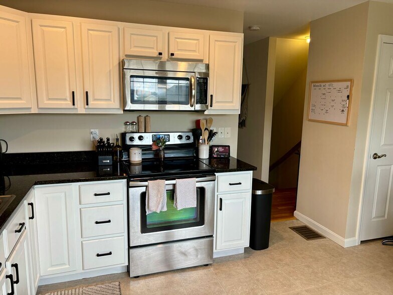 Building Photo - 132 Karatzas Avenue