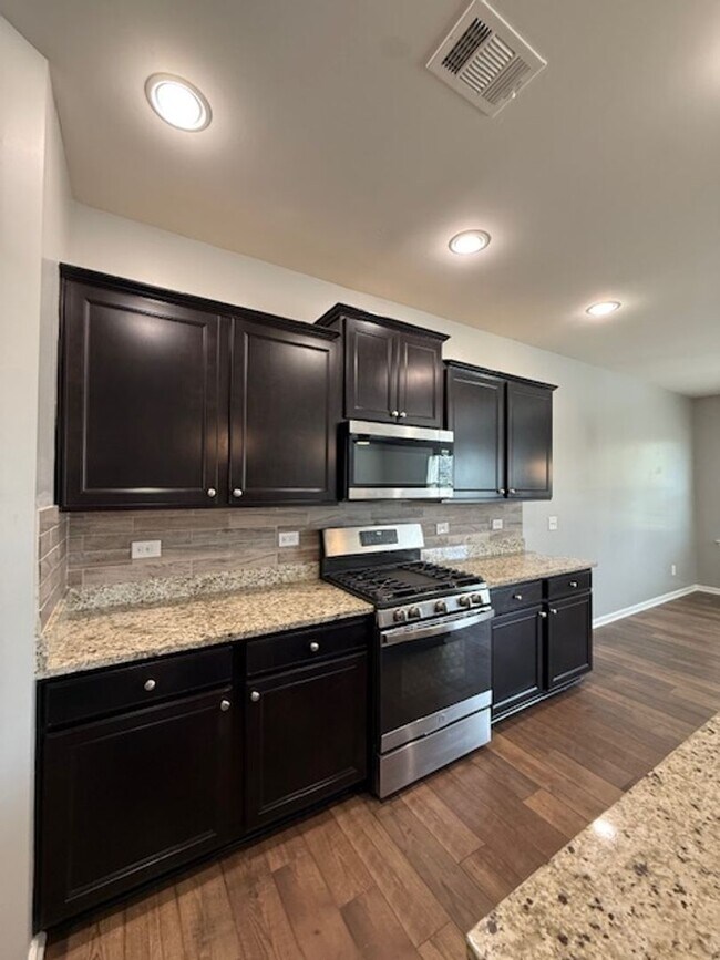 Building Photo - Beautiful 4BR Home in Shadow Moss – Available Now!