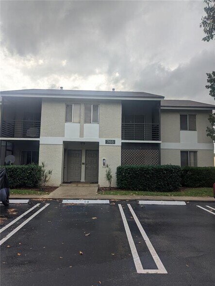 Building Photo - 703 Gardens Dr