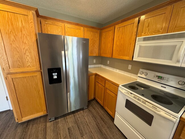 Building Photo - Three bedroom home with a bonus room and Air Conditioning - Built in 2000