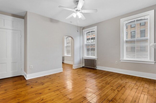 Building Photo - 320 8TH St