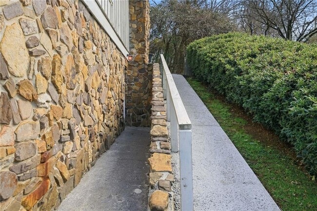 Building Photo - 212 Chandler St