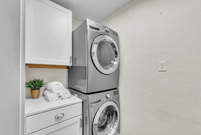 Building Photo - Beautiful 5 Bedroom Home with Lots of Natural Light and Private Fenced Backyard! A Must See!