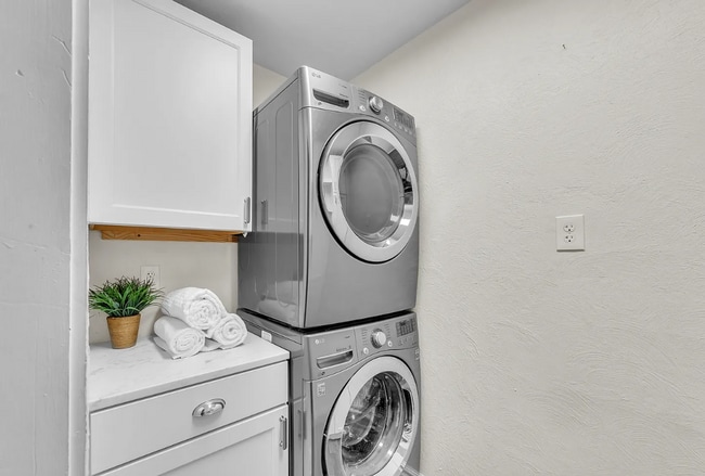 Building Photo - MOVE IN SPECIAL! Beautiful 5 Bedroom Home with Lots of Natural Light