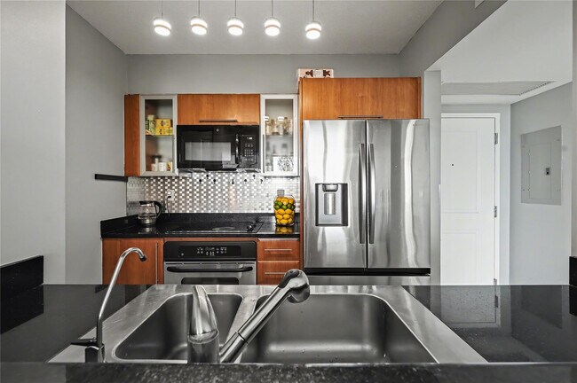 Building Photo - 610 W Las Olas Blvd