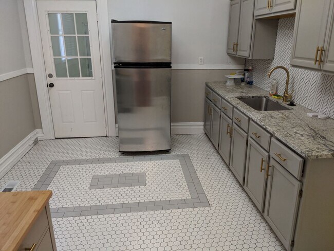 Building Photo - Beautiful Home!  Perfect combo of old world charm with modern finishes & ammenities!