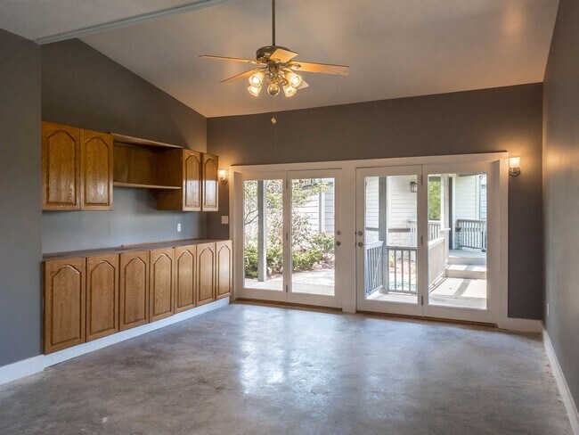 Building Photo - Beautiful Three Bedroom with Stunning View...