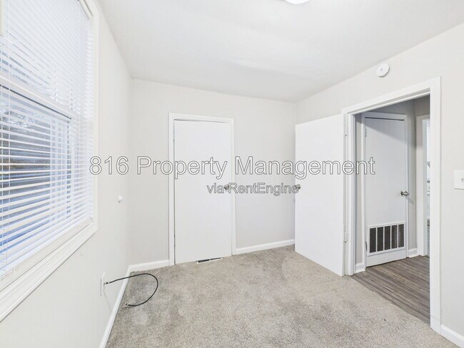 Building Photo - 126 S Village Terrace