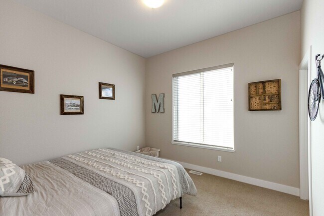 Building Photo - 5257 School House Dr