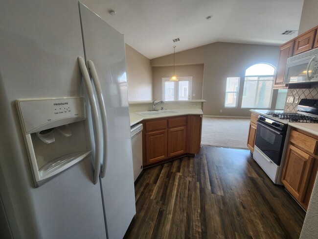 Building Photo - A Gorgeous 2 Bedroom, 2 Bathroom, 1 Car Ga...