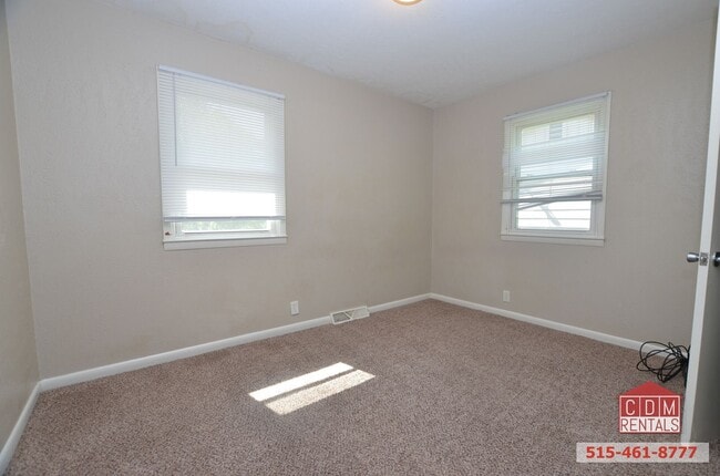 Building Photo - Cute Move-in Ready Duplex!