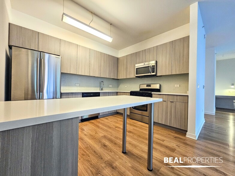 Building Photo - 548 W Webster Ave