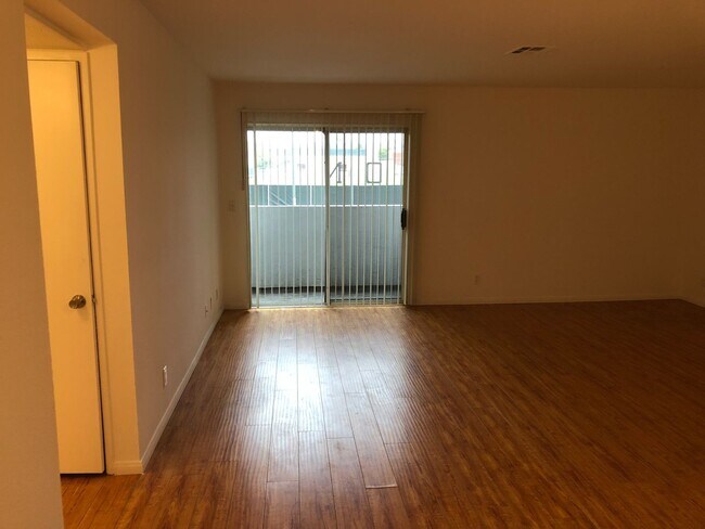 Building Photo - 3042 Livonia Ave