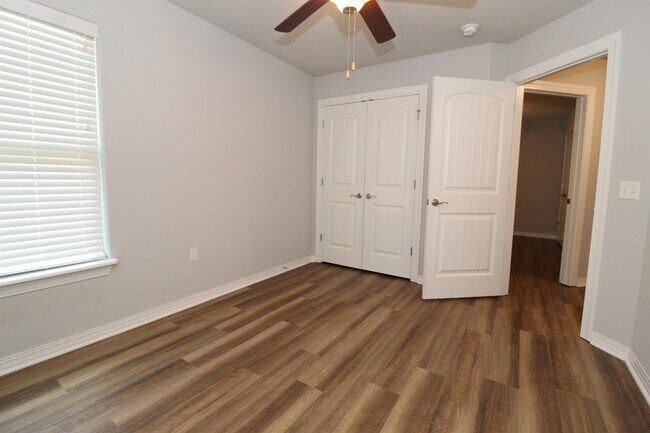 Building Photo - 4418 W Divide Dr