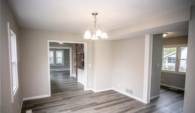 Building Photo - 209 E Hobart Ave