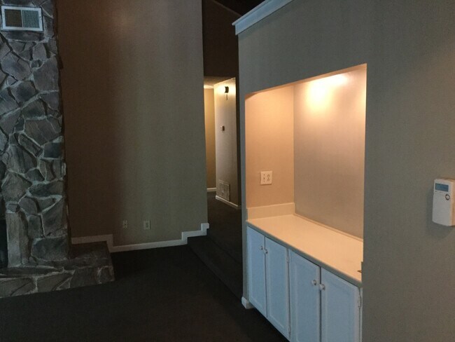 Building Photo - Great Condo Unit Available For Only $1,100...