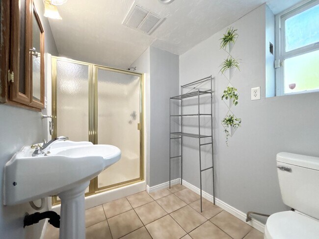 Building Photo - Spacious Split Level in Kearns!