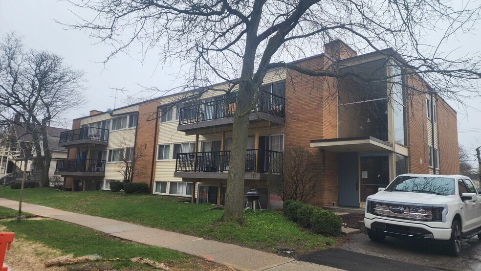 Building Photo - 915 S Division St