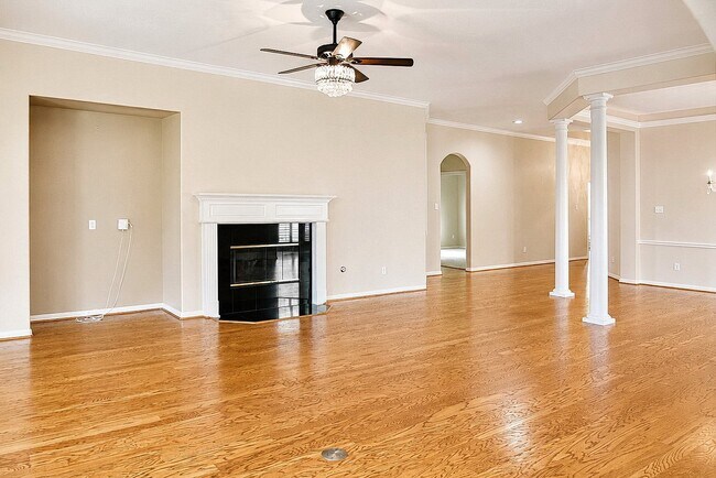 Building Photo - 16415 Burham Park Dr
