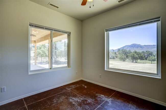 Building Photo - Cozy 2 Bedroom with Picturesque Granite Mo...