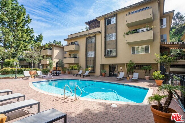 Building Photo - 6728 Hillpark Dr