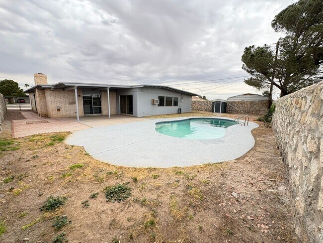Building Photo - EASTSIDE HOME WITH A SWIMMING POOL