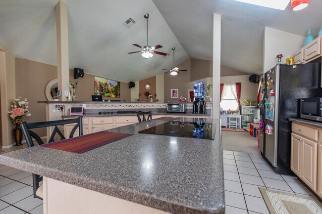 Building Photo - 3 bed 2 bath beautiful home!