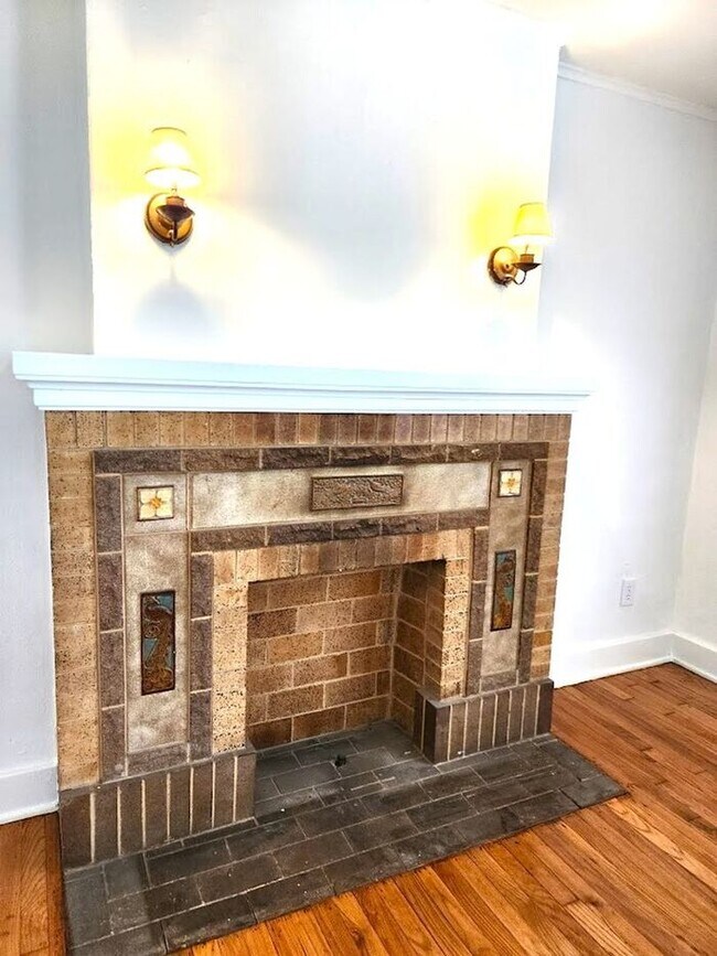 Building Photo - Remodeled 1 BED 1 BATH DUPLEX MIILER'S BLVD HISTORIC DISTRICT