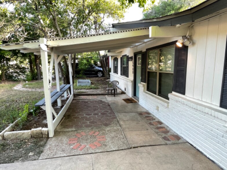 Building Photo - 5900 Glenhollow Path