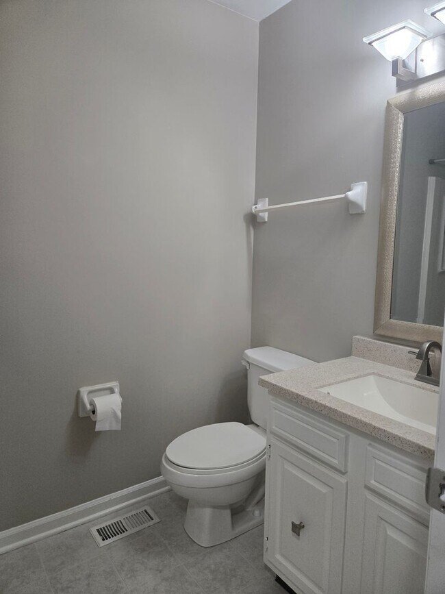 Building Photo - Spacious Townhome with Fully Fenced Privat...