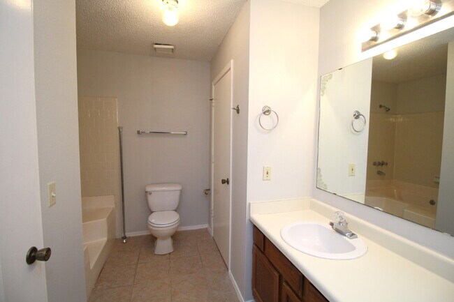 Building Photo - Spacious 3BR/2BA Gulf Breeze Home with Vau...