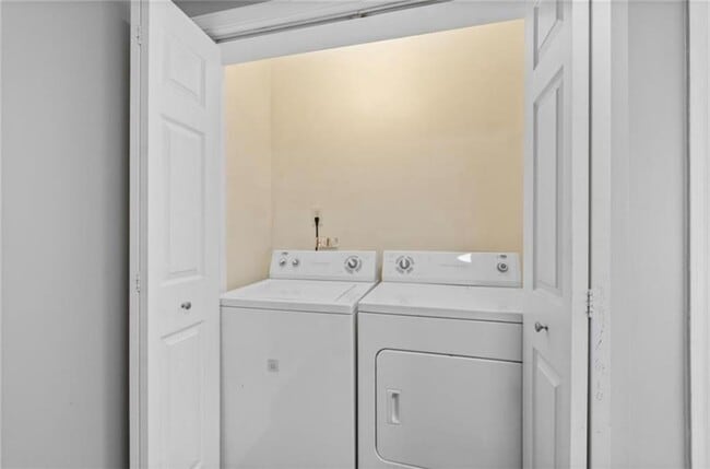 Building Photo - 2911 Gresham Rd S E