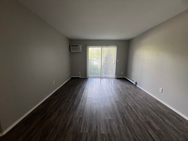 Building Photo - Spacious One Bedroom Apartment - Main Floor!