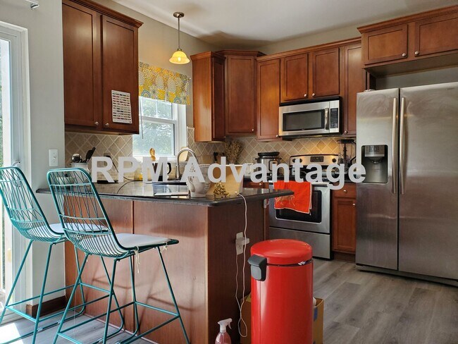 Building Photo - Gorgeous Townhouse Steps from Pool and Hik...