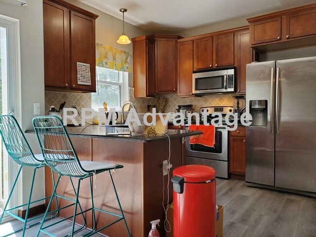 Building Photo - Gorgeous Townhouse Steps from Pool and Hik...