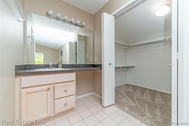 Building Photo - 5652 Drake Hollow Dr E