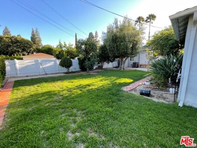 Building Photo - 5346 Rhea Ave