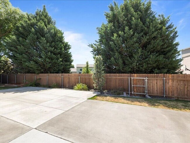 Building Photo - 617 Esperanza Ct